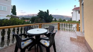 A balcony with a round table and four chairs, overlooking a mountainous landscape. - Appartement in Baška mit Eigener Terrasse by Interhome (Krk/Baška)