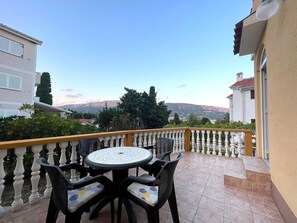 Outdoor dining - Appartement in Baška mit Eigener Terrasse by Interhome (Krk/Baška)