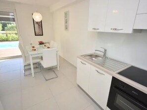 Kühlschrank, Mikrowelle, Ofen, Geschirrspüler