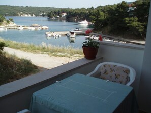 Terrace/patio - Wohnung mit zwei Schlafzimmern, direkt am Meer by Interhome (Dugi Otok/Brbinj)