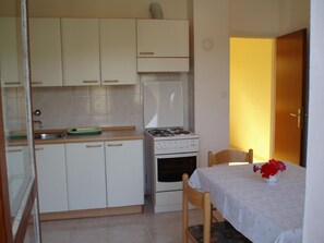 Fridge, oven, cookware/dishes/utensils - Wohnung mit zwei Schlafzimmern, direkt am Meer by Interhome (Dugi Otok/Brbinj)