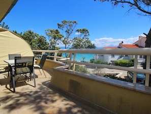 Outdoor dining - in Baška mit Eigenem Balkon by Interhome (Krk/Baška)