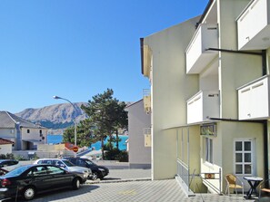 Exterior - Modern eingerichtete Apartment für 4 Personen ideal für Famillien mit Kinder im by Interhome (Krk/Baška)