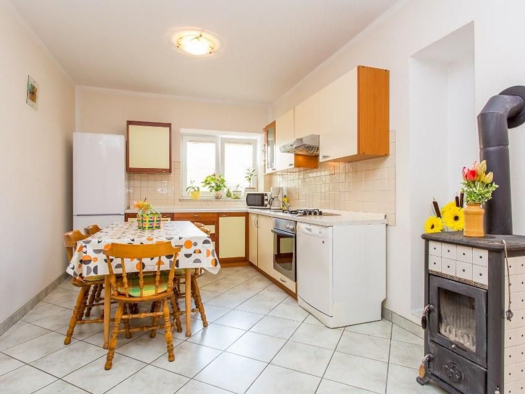 Kühlschrank, Mikrowelle, Ofen, Kochgeschirr/Geschirr/Besteck