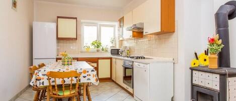 Geladeira, micro-ondas, fogão, talheres/pratos/utensílios de cozinha