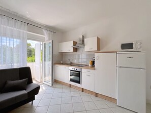 Réfrigérateur, micro-ondes, batterie de cuisine, vaisselle et ustensiles