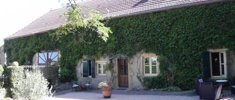 المنشأة من الخارج