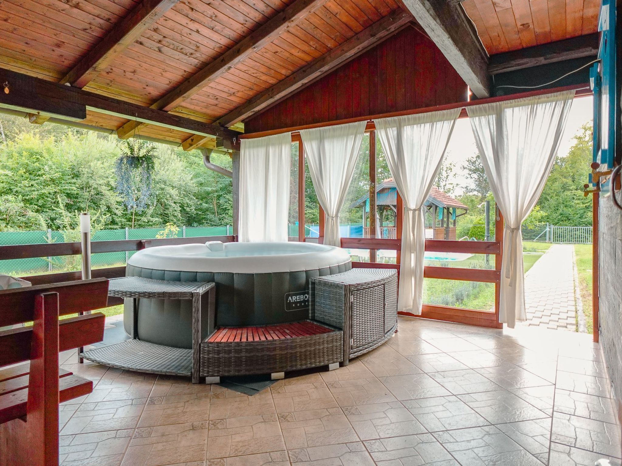 Bañera de hidromasaje cubierta