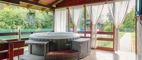 Bañera de hidromasaje cubierta