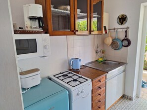 Refrigerador, microondas y utensilios de cocina 
