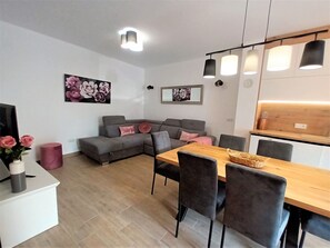 TV - Jacuzzi Haus by Interhome (Posedarje)