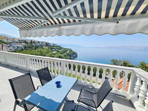 Outdoor dining - Wohnung mit Meerblick, 150 m vom Strand entfernt by Interhome (Novi Vinodolski)