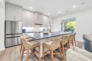 Fridge, microwave, oven, stovetop - Coastal Cove*Splash Pool*Walk to Beach (Miramar Beach)