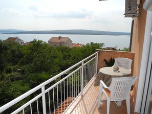 Outdoor dining - Wohnung in Dramalj, mit Balkon und Meerblick by Interhome (Crikvenica/Dramalj)