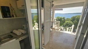 A modern kitchen with a view of a balcony and a scenic landscape. - Studio für 2 Personen, 70m vom Strand entfernt by Interhome (Crikvenica/Dramalj)