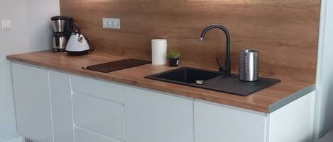 Kjøleskap, oppvaskmaskin og kjøkkenutstyr