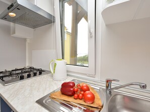 Fridge, microwave, cookware/dishes/utensils - Mobilheim mit Blick auf das Wasser by Interhome (Pakoštane/Drage)