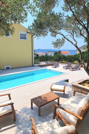 Pool - Mobilheim mit Blick auf das Wasser by Interhome (Pakoštane/Drage)