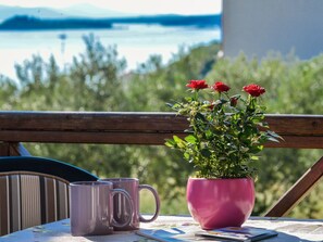 Outdoor dining - Mobilheim mit Blick auf das Wasser by Interhome (Pakoštane/Drage)