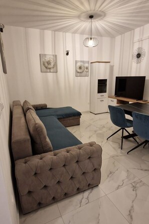 TV - Madonna 1 by Interhome (Zadar)