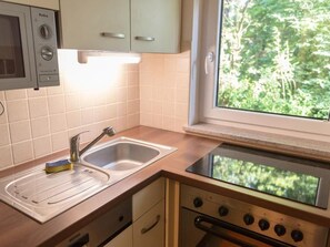 ثلاجة، ميكروويف، فرن، مستلزمات طهي/أطباق/أوعية