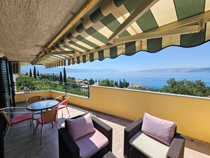 Outdoor dining - Wohnung mit Meerblick, 150 m vom Strand entfernt by Interhome (Novi Vinodolski)