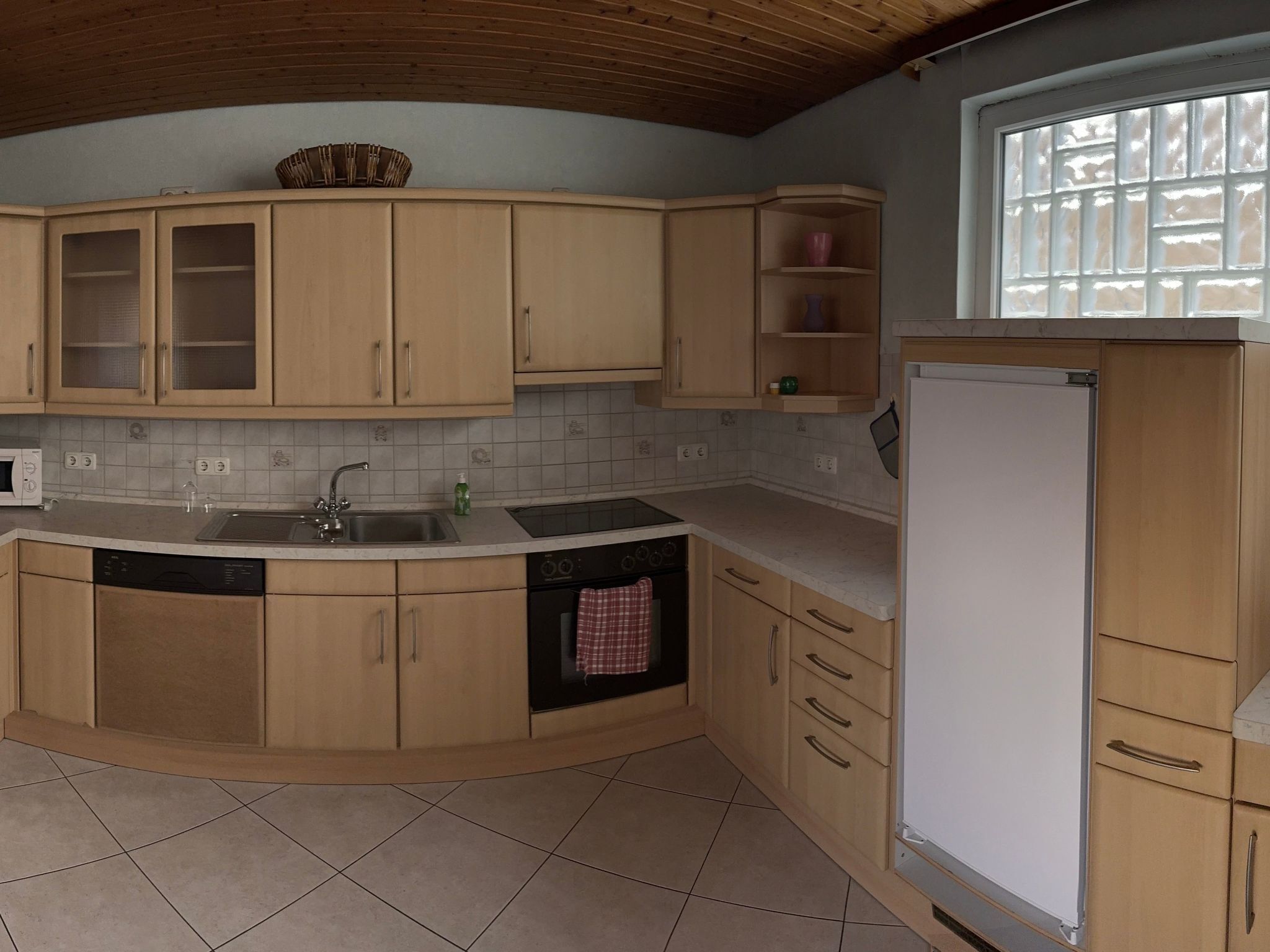 Kühlschrank, Mikrowelle, Ofen, Geschirrspüler