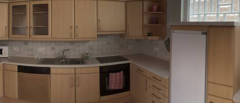Kühlschrank, Mikrowelle, Ofen, Geschirrspüler