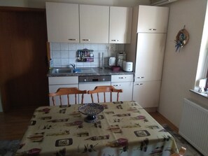 Kylskåp, mikrovågsugn, ugn och diskmaskin
