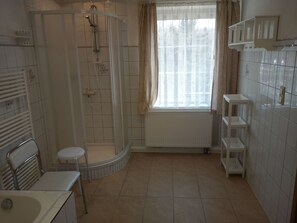 Towels - Wohnung in Hänichen mit Garten by Interhome (Bannewitz)