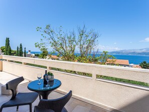 Outdoor dining - Geräumige Wohnung mit Meerblick vom Sonnenbalkon by Interhome (Brač/Postira)