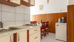 Fridge, microwave, cookware/dishes/utensils - Große Wohnung in Split, Diokletianpalast-Nähe by Interhome (Dragovode)