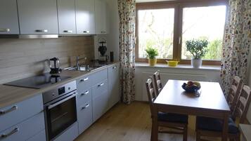 Kühlschrank, Ofen, Geschirrspüler, Kochgeschirr/Geschirr/Besteck
