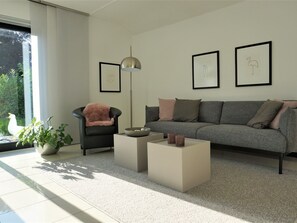 Fernseher, Kamin, DVD-Player