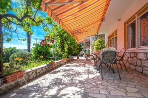 Outdoor dining - Wohnung in Dramalj mit Schöner Terrasse und Meerblick by Interhome (Crikvenica/Dramalj)
