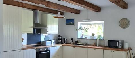 Kjøleskap, mikrobølgeovn, ovn og oppvaskmaskin