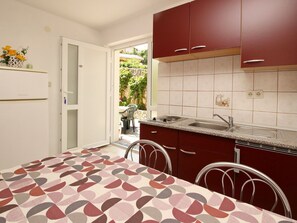 Refrigerador, horno y utensilios de cocina 