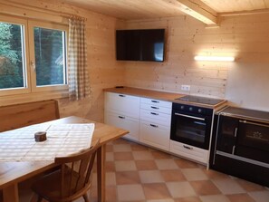 Refrigerador, horno y utensilios de cocina 