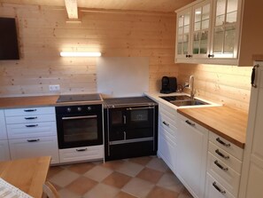 Kühlschrank, Ofen, Kochgeschirr/Geschirr/Besteck