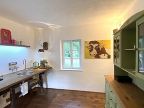 Jääkaappi, uuni, keittoastiat/astiat/ruokailuvälineet