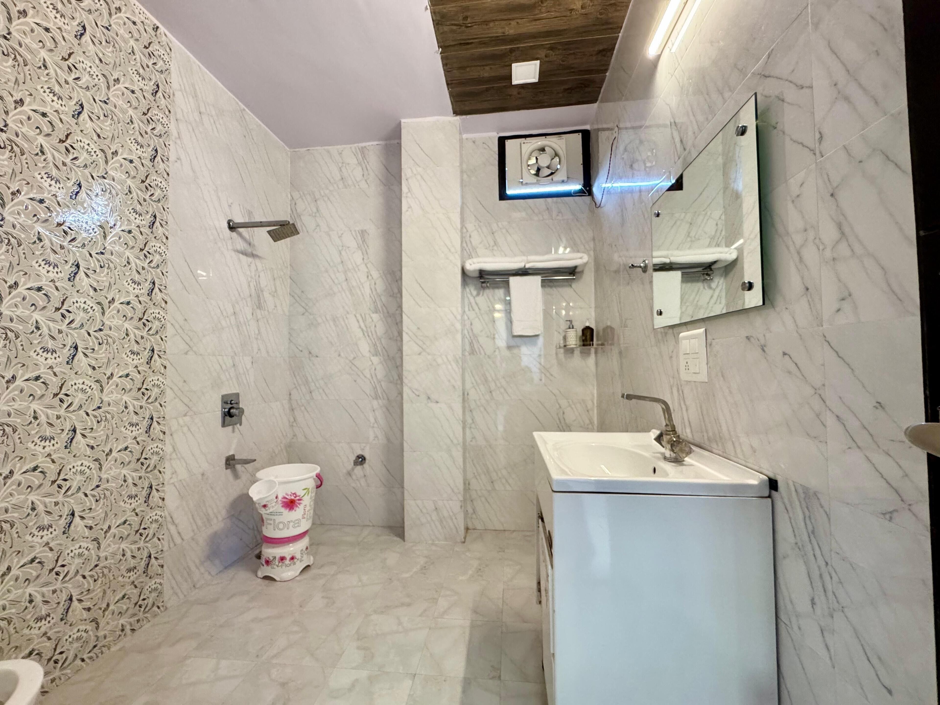 Classic Double Room, Balcony, Mountain View | Bathroom | Free toiletries, towels, soap, shampoo