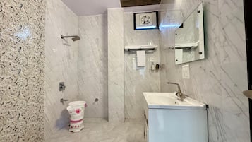 Classic Double Room, Balcony, Mountain View | Bathroom | Free toiletries, towels, soap, shampoo