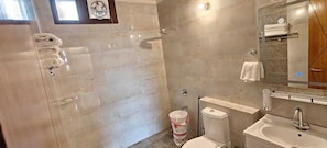 奢華套房 | 浴室 | 淋浴設備、雨淋花灑、免費梳洗用品、提供毛巾