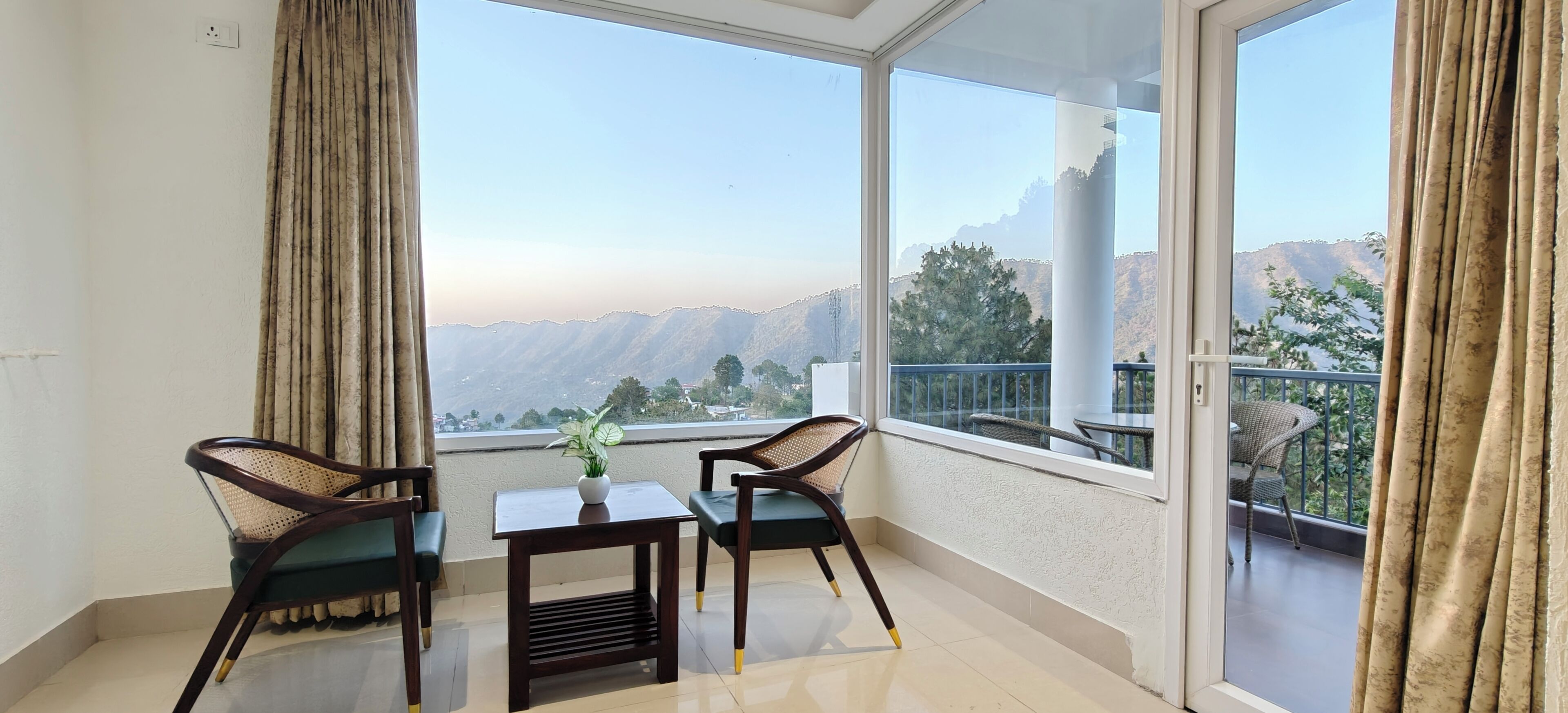 Classic-Doppelzimmer, Balkon, Bergblick | Wohnbereich | 43-Zoll-Smart-TV mit Digitalempfang