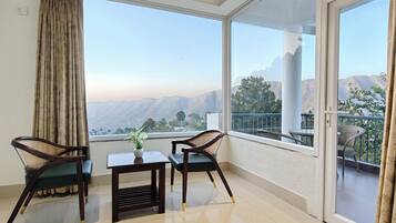 Classic-Doppelzimmer, Balkon, Bergblick | Wohnbereich | 43-Zoll-Smart-TV mit Digitalempfang
