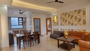 Suite de lujo | Zona de estar | Smart TV de 43 pulgadas con canales digitales