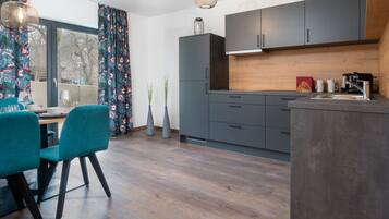 KĂŒhlschrank, GeschirrspĂŒler, Kochgeschirr/Geschirr/Besteck