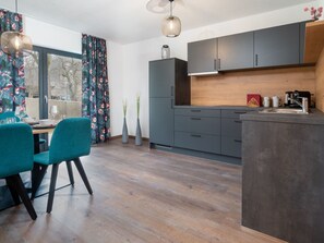 Refrigerador, lavavajillas y utensilios de cocina 