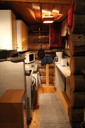 Kühlschrank, Mikrowelle, Ofen, Kochgeschirr/Geschirr/Besteck