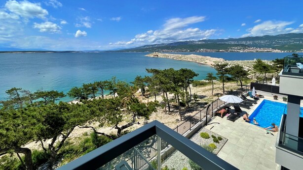 Ein Poolbereich mit Meer- und Strandblick.